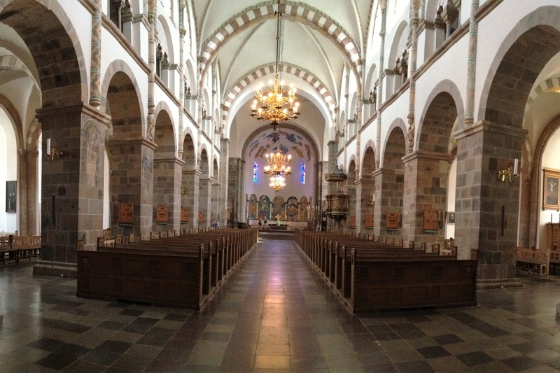 direction, spirituality, chapel, aisle, denemarken, contemplation, lighting equipment, building, belief, architectural column, church, indoors, built structure
