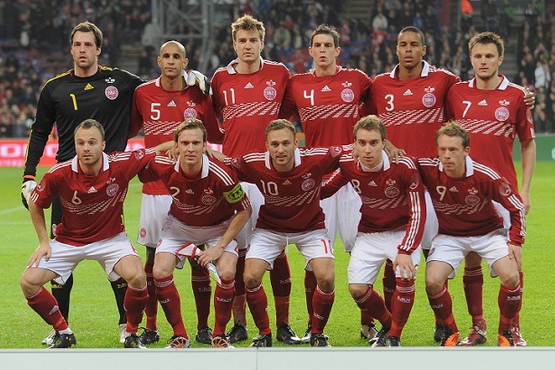 sports team, team sport, dinamarca, athlete, soccer player, adult, portrait, group of people, futbol, seleccion, young men, men, in a row, people, red