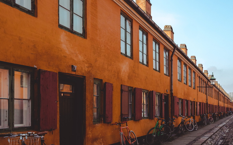 built structure, hd, window, path, day, copenhague, train, city, wheel, rail transportation, bike, blue, houses, architecture, building exterior