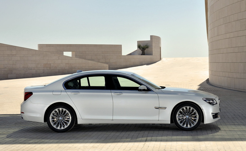 Sedan, 7 Series, modern, motor vehicle, no people, Side view, wheel, clear sky, silver, luxury, White, nature, land vehicle, office building exterior, motion