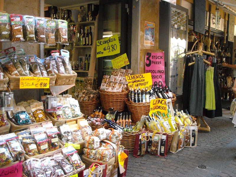 price tag, food and drink, 2K, no people, garda, market stall, italy, text, large group of objects, script, limone sul garda, music, choice, consumerism