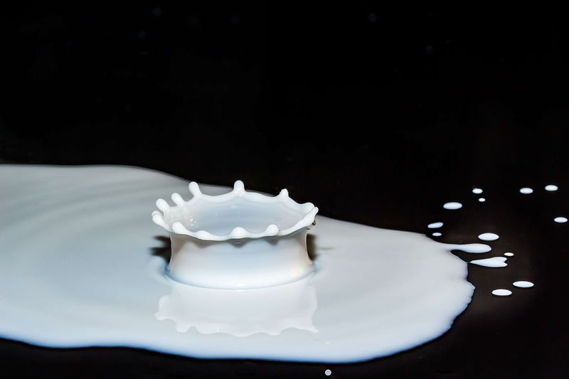 drops of milk, refreshment, indoors, dairy product, sweet, crown pattern, close-up, crockery, rich in vitamins, no people, drip, black background, wellbeing