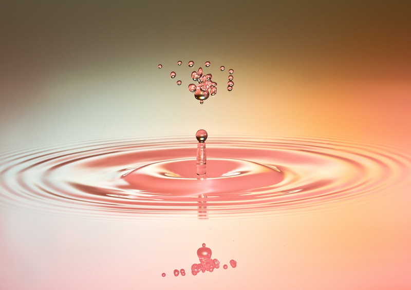 hochspringender high drop, no people, backgrounds, crater, premium, purity, rippled, droplets, concentric, mid-air, red, splashing, impact, water, drop of water