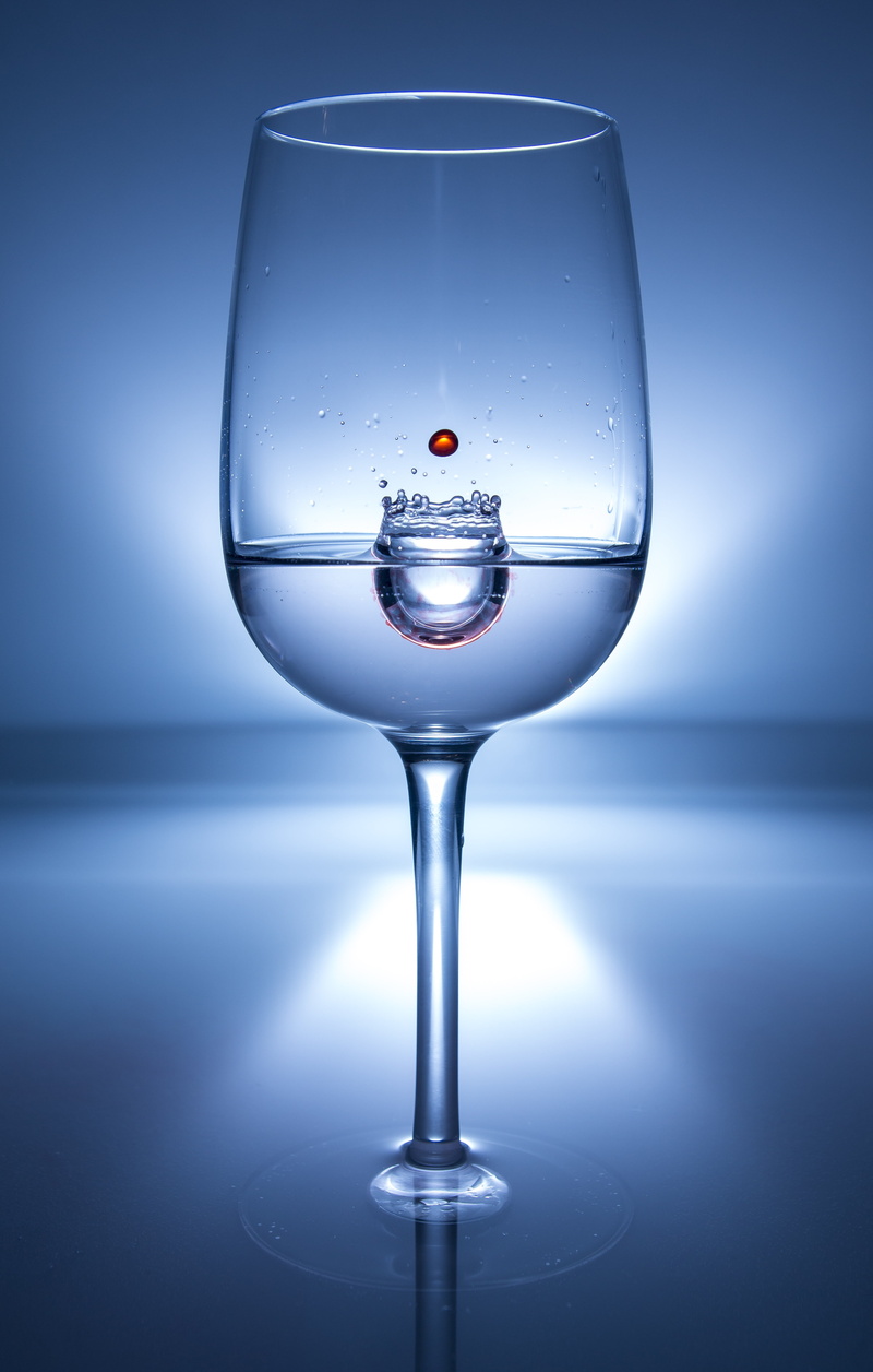 no people, transparent, drip, 5K, spray, food and drink, still life, purity, drink, indoors, blue background, macro, high speed, water, reflection, close-up