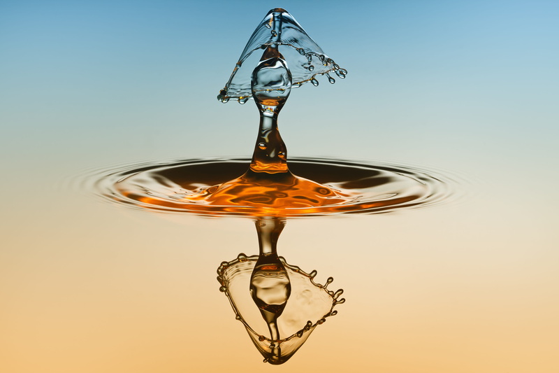 waterfront, did, motion, wet, reflection, indoors, high-speed photography, drip, 4K, water, drop, blue background, colored background, close-up, mirroring