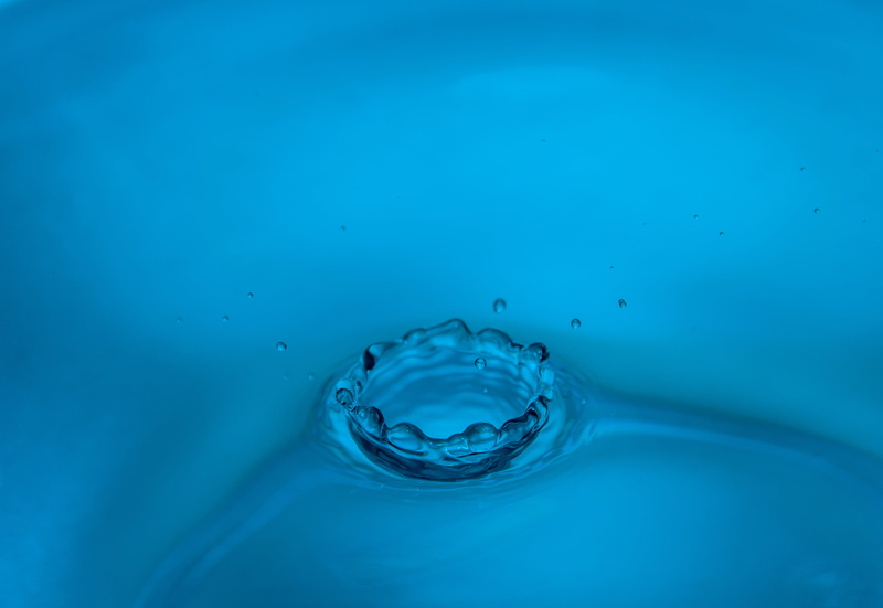 mirror treatment, close, motion, water splashes, studio shot, 4K, water reflection, slowmotion, abstract, wet, high-speed recording, highspeed photography
