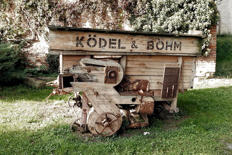 scrapping machine, western script, agricultural machine, old-fashioned, thresher, landtechnik, historically, plant, old, grass, architecture, no people