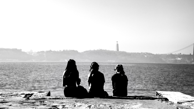 positive emotion, couple - relationship, women, lisboa, ponte 25 de Abril, shoreline, beauty in nature, people, silhouette, bridge, sea, nature, adult