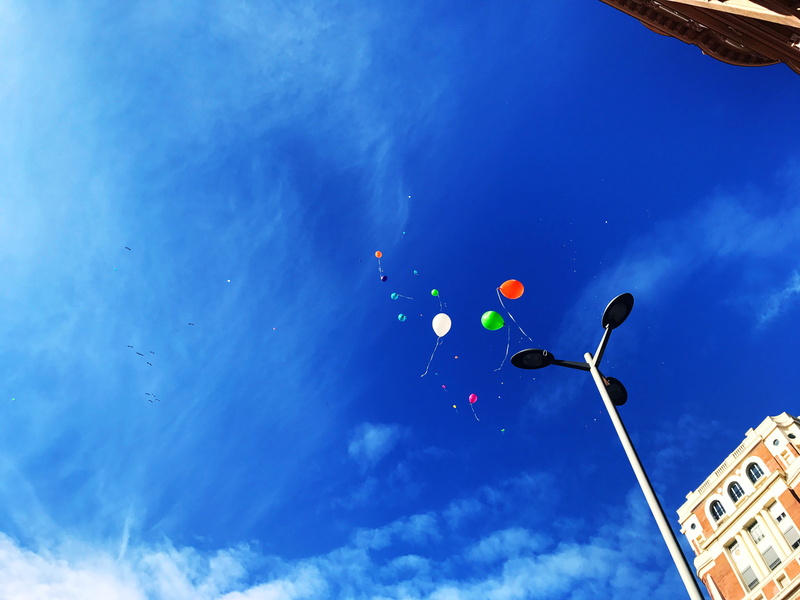 clouds, outdoors, mid-air, helium balloon, callao, sky, city, freedom, low angle view, nature, blue, 4K, madrid, balloons, building exterior, event, multi colored