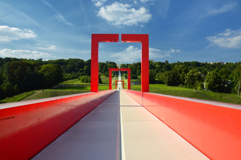 sunlight, france, transportation, green color, rouge, perspective, passerelle, axe majeur, cloud - sky, day, growth, direction, axe-majeur cergy-pontoise