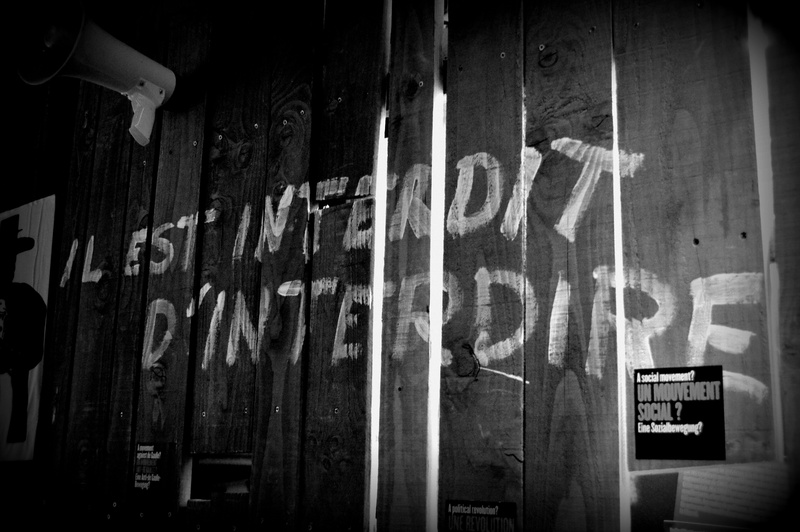 indoors, graffiti, communication, grafitti, résistance, wall - building feature, no people, architecture, sign, information, wood - material, guidance
