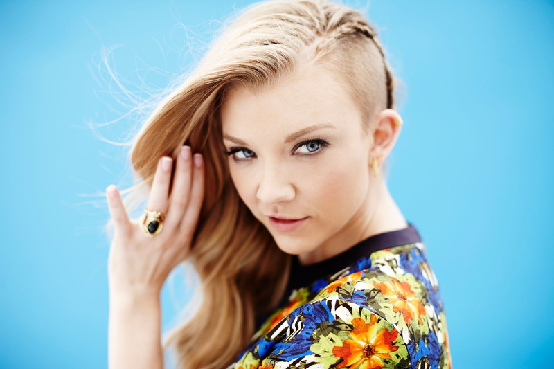 young women, actress, blue, blue background, 1080P, front view, blond hair, floral pattern, adult, lifestyles, hairstyle, hair, studio shot, fashion, looking at camera