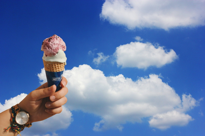 human hand, indulgence, soft ice cream, frozen sweet food, nature, frozen food, ice cream cone, melting, sweet, dessert, vanilla ice cream, delicious, ice cream
