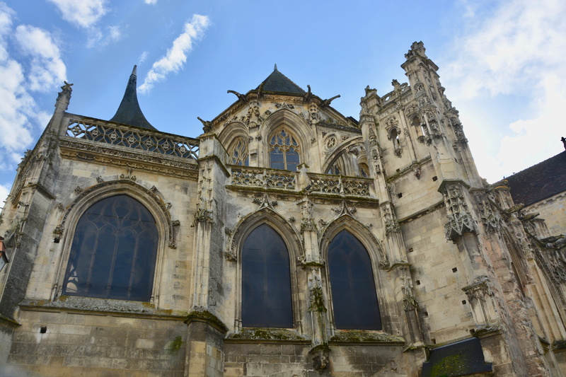 spire, low angle view, cloud - sky, building exterior, falaise, sky, built structure, travel destinations, normandie, outdoors, place of worship, building