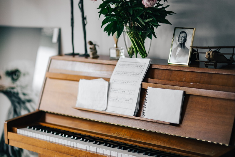 wood - material, ivory, grand piano, arts culture and entertainment, nobody, domestic room, wooden, musical note, no person, piano key, keyboard, indoor