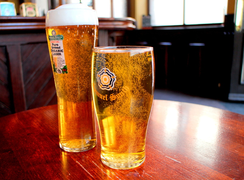 drinking glass, drink, pint glass, cider, beer - alcohol, table, alcohol, household equipment, bar - drink establishment, glass, wood - material, 4K, beer