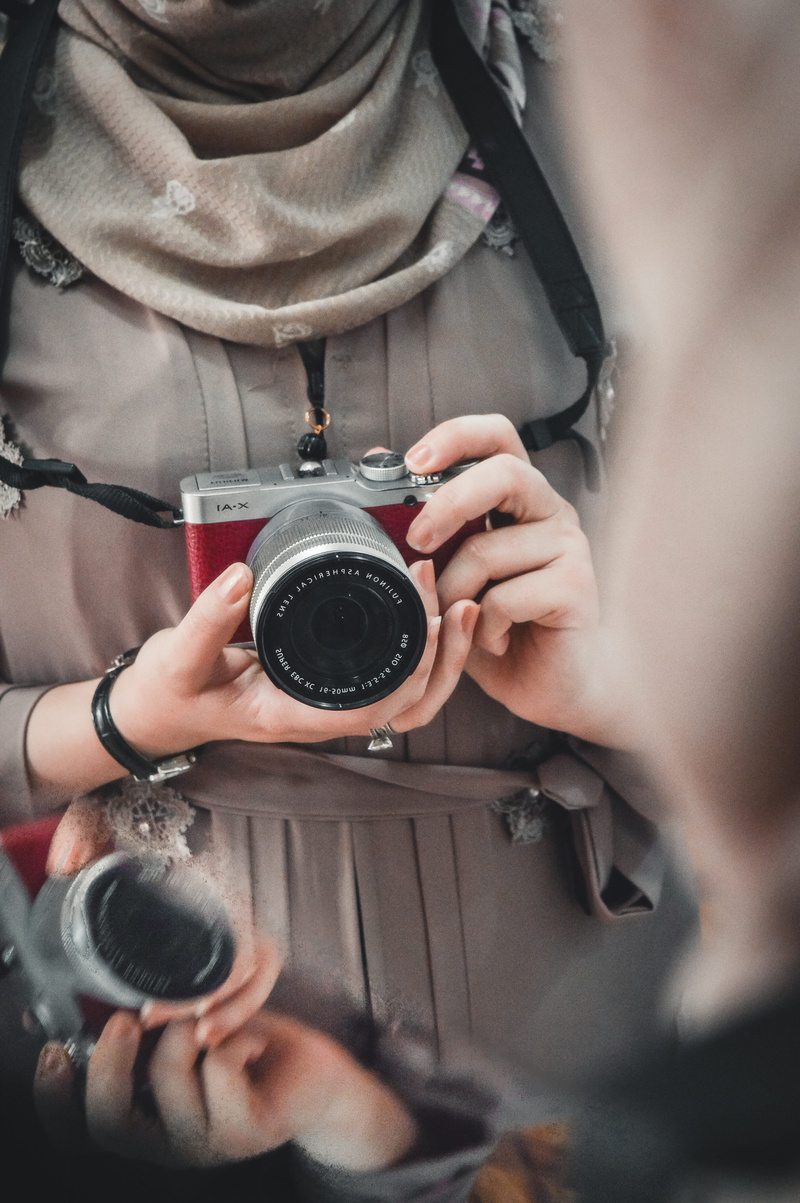 females, human Hand, silver, red, color, caucasian Ethnicity, adult, 5K, person, camera, summer, instagram, hobbies, people, photography Themes, fujifilm