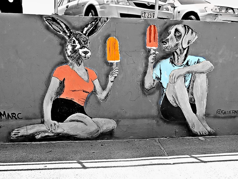 royalty, holding, pops, tag, bondi beach, motor vehicle, built structure, city, selective, art, australia, wall - building feature, photo, portraying, colorful