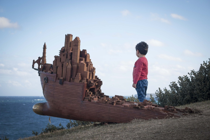 one person, real people, outdoors, sky, 5K, men, males, boy, hill, full length, child, rear view, toy, boys, water, architecture, ocean, leisure activity
