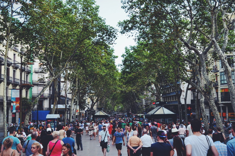 establishment, nature, surrounded, city life, lifestyles, group of people, trees, restaurant, signage, city, walking, crowd, outdoors, lovers, 1080P, tree
