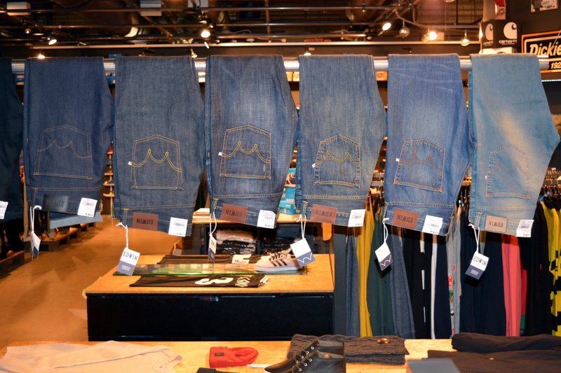 machinery, jeans, 1080P, choice, hanging, indoors, workshop, pants, stage, arts culture and entertainment, day, in a row, retail, technology, textile