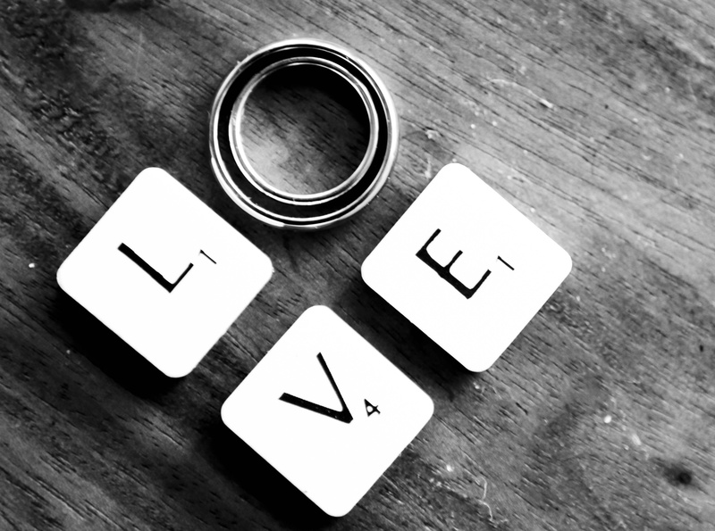 directly above, 4K, Love, circle, close-up, silver, positive emotion, hd, wood - material, no people, letter, shape, arrow symbol, ring, Will, western script