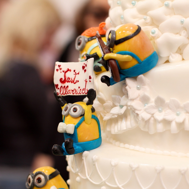 rubber duck, despicable me, plastic, western script, day, human representation, holding, marry, minions, just married, toy, white, no people, 2K, cake