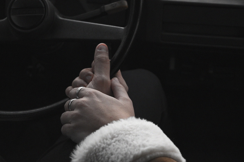 smile, feel, transportation, manos, vehicle interior, car interior, spain, human limb, 5K, you, me, body part, hand, personal perspective, agarrar, indoors
