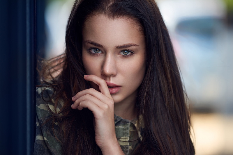 hairstyle, portrait, beauty, hand, 1080P, face, Paulina, Ariel Grabowski, look, makeup, brown hair, model, bokeh