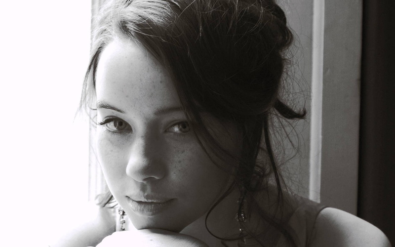 face, looking at viewer, portrait, 1080P, monochrome, model, Anna Popplewell, women, brunette, bare shoulders, freckles, long hair