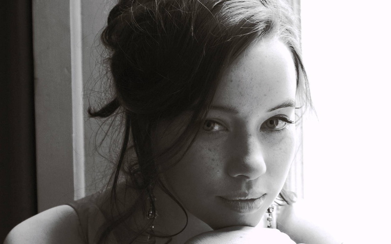 women, 1080P, Freckles, portrait, Anna Popplewell, model, face, Looking At Viewer, monochrome, Long Hair, brunette, Bare Shoulders