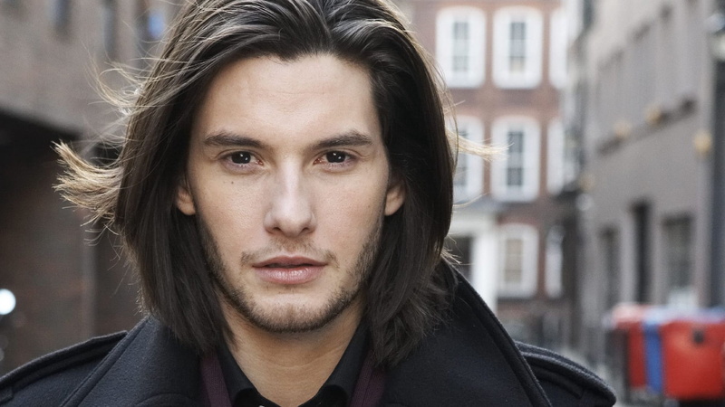 actor, brown Hair, black hair, only Men, brown-eyed, contemplation, lifestyles, one Person, caucasian Ethnicity, close-up, 1080P, adults Only, day, urban Scene