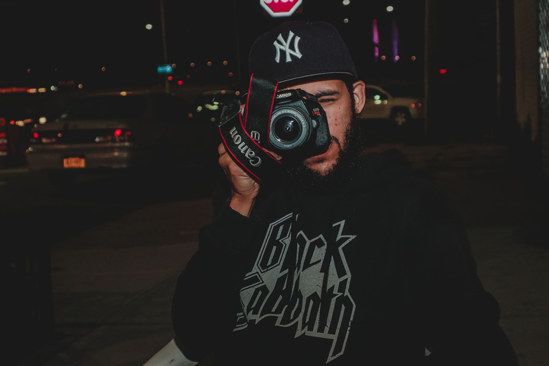 lifestyles, canon, dark, technology, taking, baseball cap, camera - photographic equipment, young adult, photography themes, one person, real people, taking photo