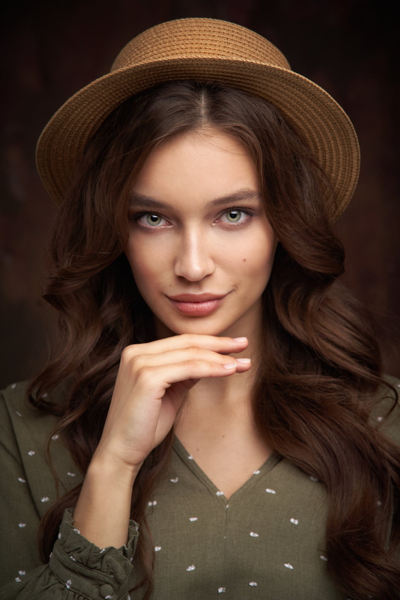 long hair, 1080P, makeup, wavy hair, brunette, eyeliner, smiling, hat, simple background, lipstick, green clothing, Alexander Vinogradov, portrait, women