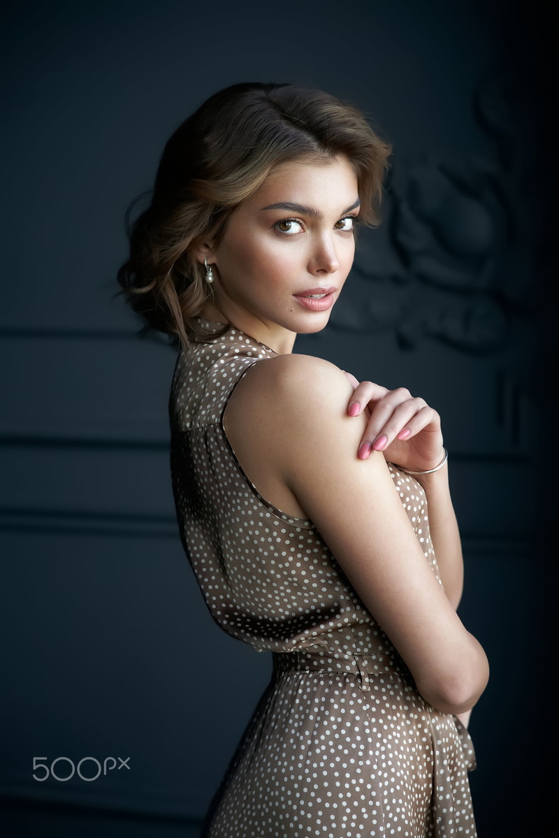 looking at viewer, short hair, dots, dress, 1080P, indoors, pink nails, bracelets, women, earring, Alexander Vinogradov, makeup, brunette, jewelry