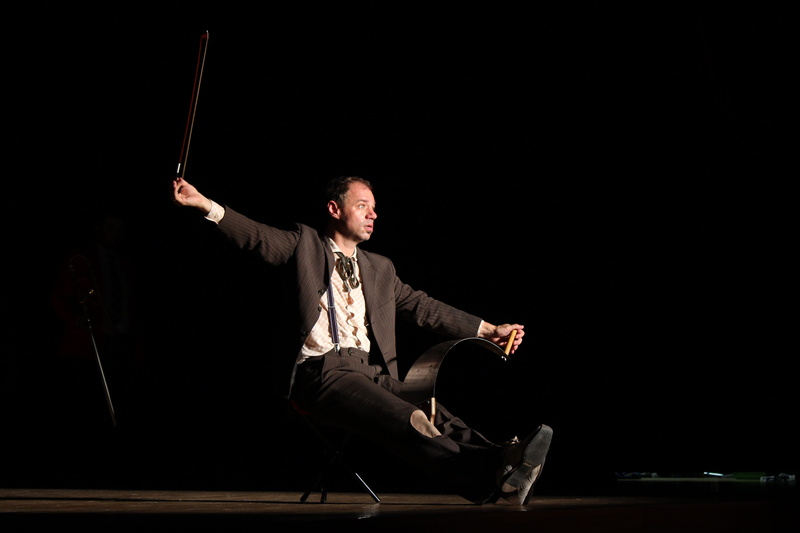 saw, arms raised, bow, evening, sitting, business person, human limb, well-dressed, human arm, one, mnozill, business, austria, 4K, immobile, men, arc