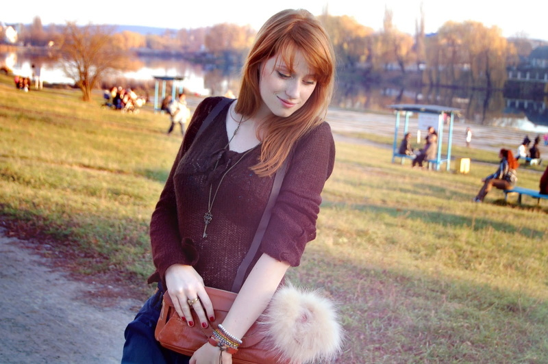 looking away, young women, young adult, straight hair, incidental people, 720P, land, hair, red nails, hairstyle, lifestyles, one person, smiling, outdoors
