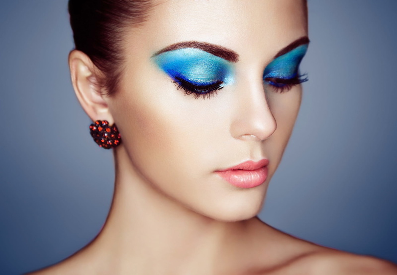 jewelry, lipstick, eyeshadow, glamour, eyeliner, blue background, portrait, earring, simple background, women, brunette, Oleg Gekman, 1080P, makeup
