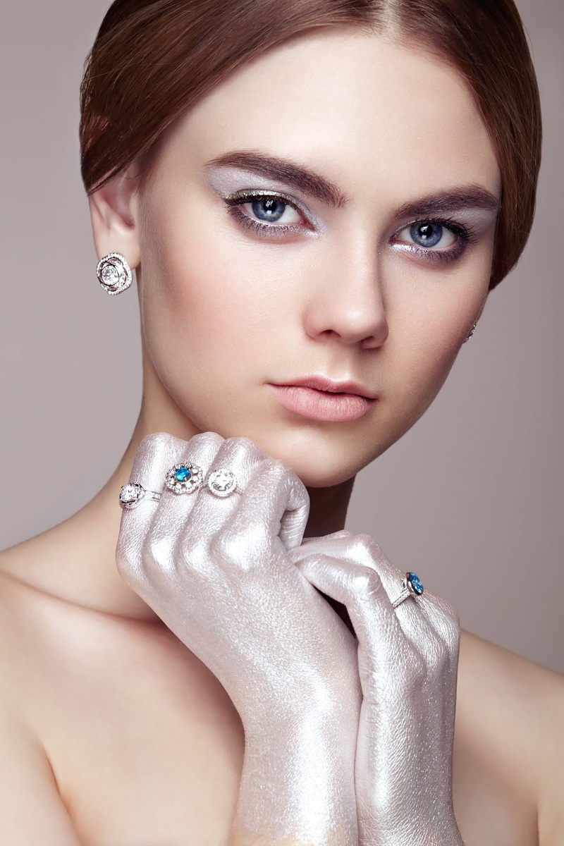 1080P, earring, eyeshadow, Anna Nosova, Oleg Gekman, glamour, glitter, portrait, jewelry, simple background, rings, women, looking at viewer, brunette