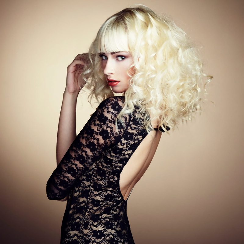 1080P, women, blonde, simple background, shoulder length hair, Oleg Gekman, curly hair, looking at viewer, bangs, makeup