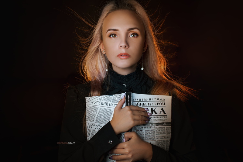 books, dark, women, face, 2K, model, black clothing, indoors, portrait, Anastasia Makarenko, women indoors, earring, painted nails, looking at viewer