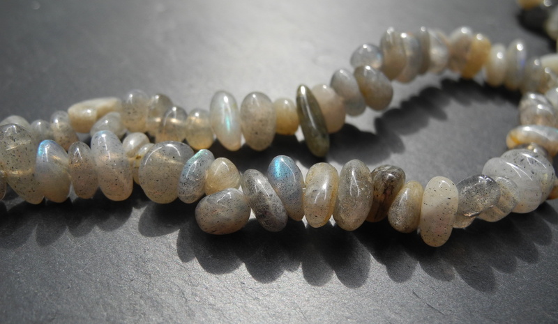 labradorit, necklace, single object, indoors, wealth, still life, 2K, design, semi-precious stones, bead, fashion, personal accessory, man made object