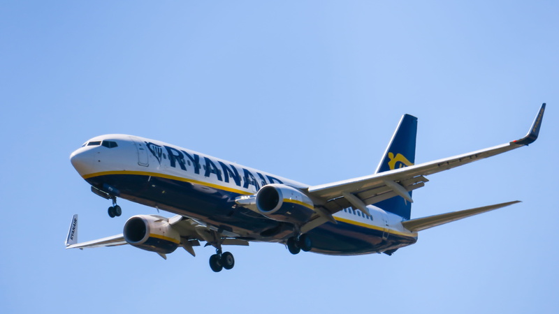target, sky, landing, motion, clear sky, boeing 737, tourism, outdoors, flying, chassis, government, means of transport, arrive, blue, engine, single object