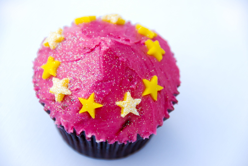 no People, snack, 4K, pink, yellow, white background, freshness, cup-cake, icings, pink color, temptation, sweet, ready-to-eat, stars, food, close-up