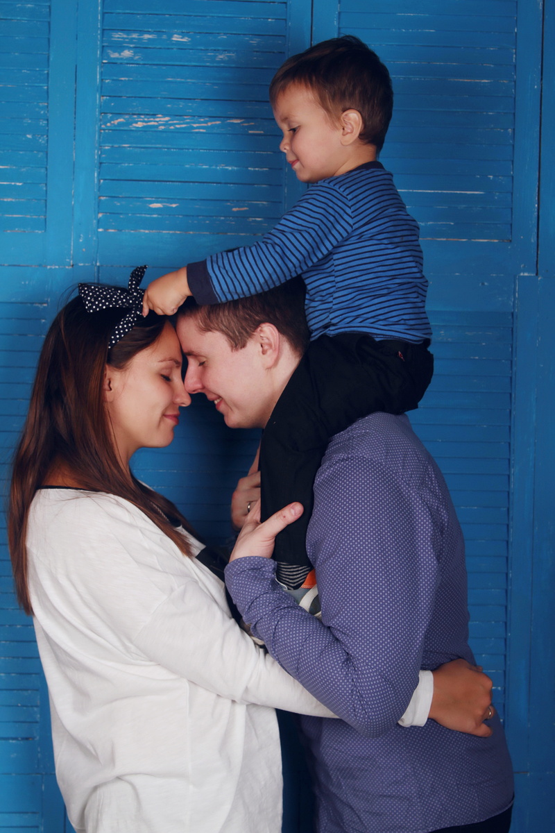 boy, boys, infront, two people, parent, photo, innocence, leisure activity, close, mom, 5K, romance, men, mother, women, childhood, emotion, relationship