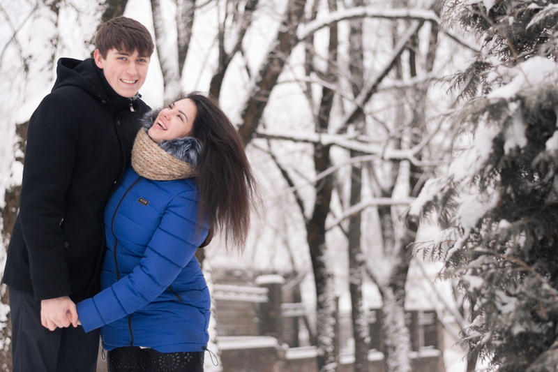 people, tenderness, mood, happiness, men, three quarter length, man, beauty, two, woman, bonding, young, young adult, clothing, real people, snow, feelings