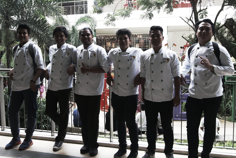 city, lifestyles, military, government, standing, uniform, group of people, outdoors, clothing, crowd, togetherness, urban, philippines, nature, real people