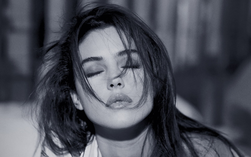 he closed his eyes, in anticipation of a kiss, 1080P, Monica Bellucci, lips