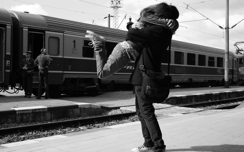 grayscale, train stations, Couple, hugging, stations, art, train, lovers, vehicles, hd, monochrome, trains, 2K
