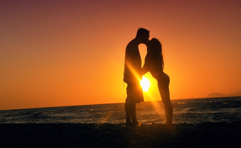 positive emotion, sea, 2K, horizon over water, Lovers, two people, outdoors, Kiss, sky, water, horizon, Silhouettes, sun, arms raised, Sunset, sunlight